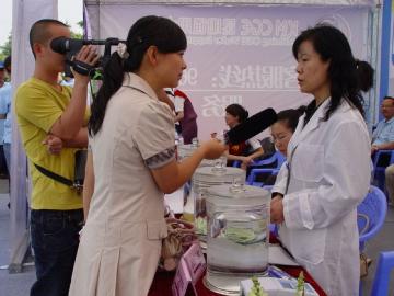 工作人员接受媒体的采访