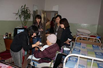 青年团员细心喂老奶奶吃饭