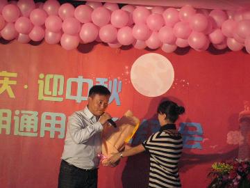 热情的观众上台献花