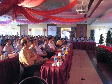 聚精会神的观看表演