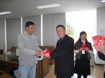 公司领导为员工喜派开年红包