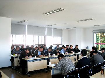 与会者认真记录会议要求