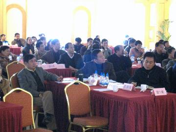 公司领导认真听取汇报