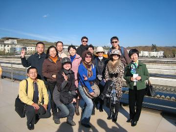 嘉宾们与美丽的七水厂合影留念