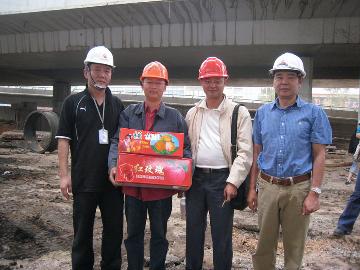 公司领导亲切慰问工程建设者们